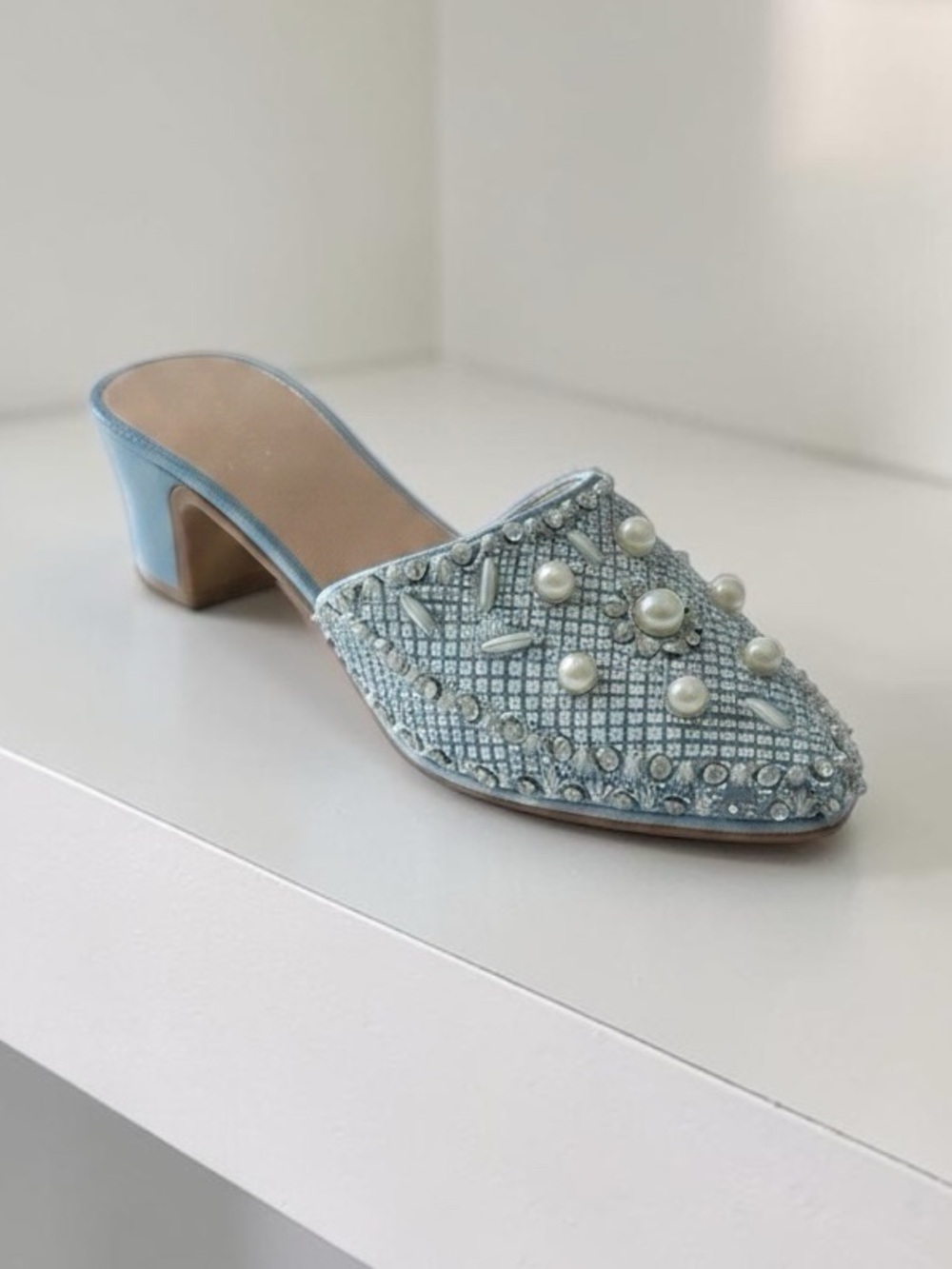 Sarna Miniature Discontinued Resin Shoe “Walking on Air” #7-27
